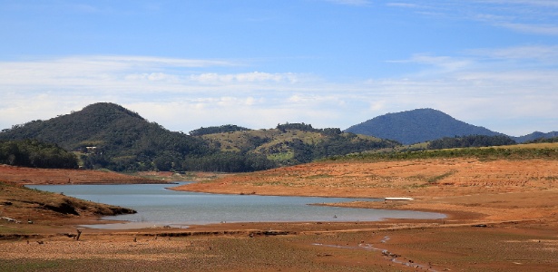 Vista geral da represa Jaguari-Jacareí, na cidade de Bragança Paulista (85 km de São Paulo), que representa 82% da capacidade do Cantareira. O nível do sistema diminuiu para 10,7% nesta terça-feira (2) - Luis Moura/Estadão Conteúdo - 1º.set.2014