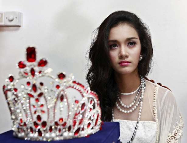 May Myat Noe, Miss Ásia-Pacífico 2014, posa junto com coroa que ganhou no certame - Lynn Bo Bo/Efe