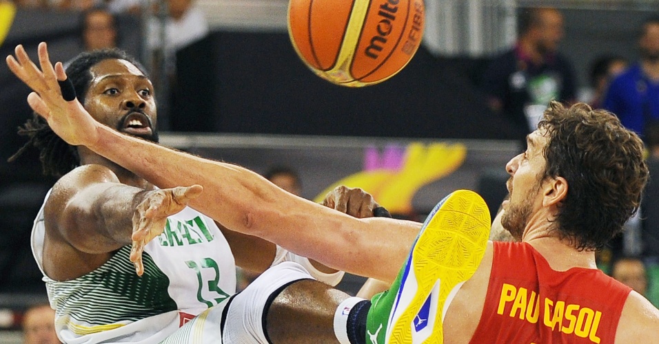 2.set.2014 - O jogador brasileiro, Nenê Hilário, olha para a bola perto do jogador espanhol Pau Gasol, durante o Campeonato Mundial de basquete, em Las Palmas de Gran Canaria, na Espanha, nesta terça-feira