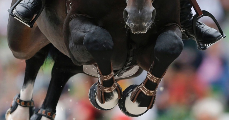 2.set.2014 - Pés de um cavalo saltando durante os jogos equestres 2014, em Caen, na França, nesta terça-feira