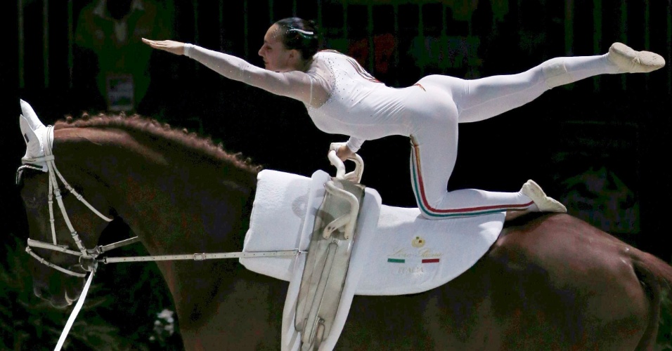 2.set.2014 - Atleta da equipe italiana se equlibra em cima de um cavalo durante sua apresentação na competição de volteio dos jogos equestres 2014, em Caen, na França, nesta terça-feira