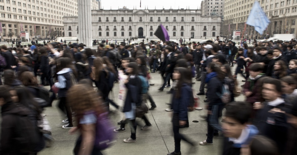 03.set.2014 - Estudantes chilenos marcham em Santiago durante protesto para exigir do governo melhorias na educação. O sistema educacional tem sido alvo de protestos em massa desde 2011. Os manifestantes exigem uma educação pública, gratuita e de qualidade