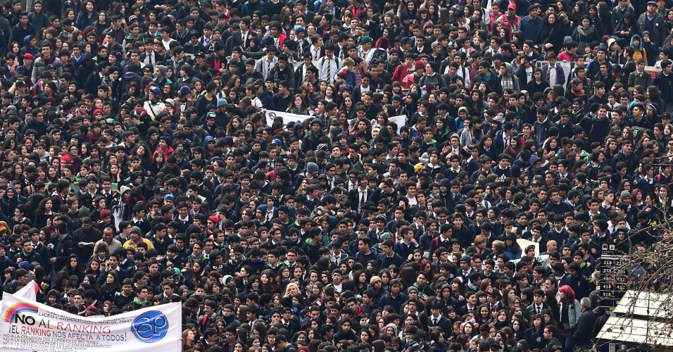 03.set.2014 - Estudantes chilenos marcham em Santiago durante protesto para exigir do governo melhorias na educação. O sistema educacional tem sido alvo de protestos em massa desde 2011. Os manifestantes exigem uma educação pública, gratuita e de qualidade
