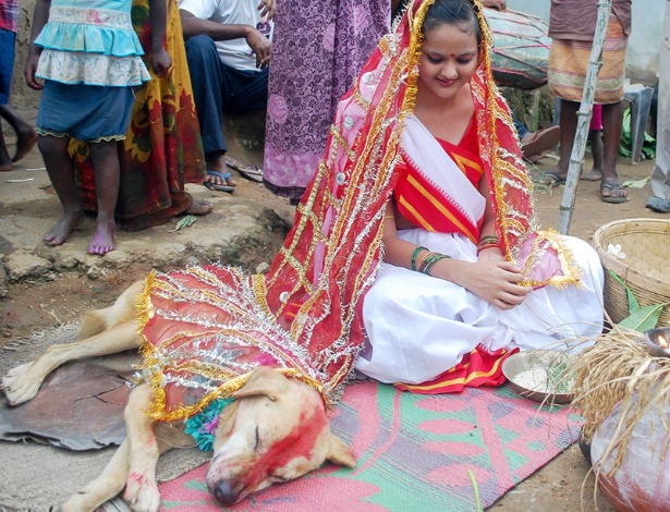 Mangli Munda, 18, participa da cerimônia em que se casou com um cachorro na Índia - Reprodução/Mirror