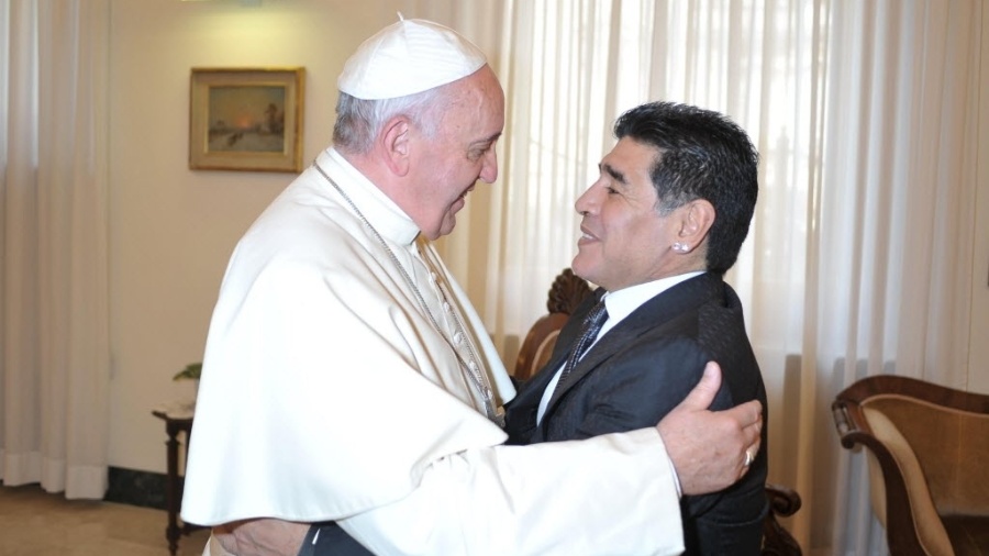 O papa Francisco recebeu Maradona para uma audiência privada de 15 minutos na residência de Santa Marta, no Vaticano, em 2014 - Filippo Monteforte/AFP 