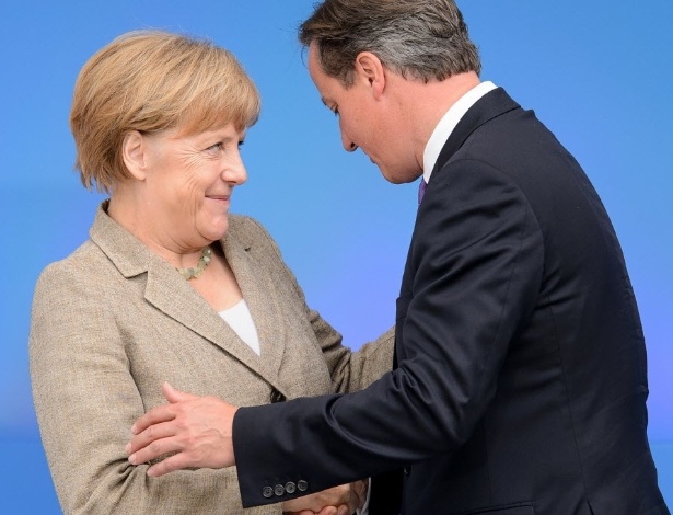 4.set.2014 - O primeiro-ministro britânico, David Cameron, cumprimenta a chanceler alemã, Angela Merkel, durante cúpula da Otan no Reino Unido - Leon Neal/ AFP
