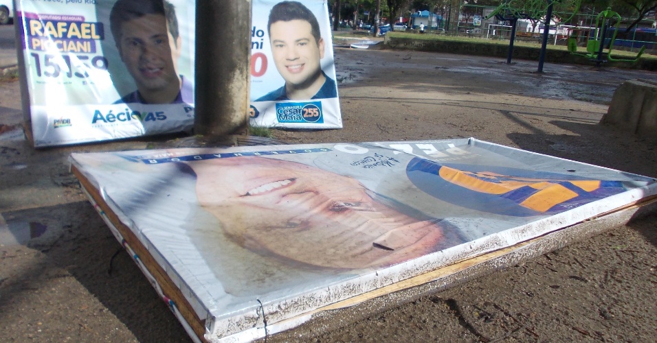 4.set.2014 - Placa do candidato ao governo do Estado do Rio de Janeiro pelo PMDB, Luiz Fernando Pezão, fica jogada no chão de praça na Vila Valqueire, após chuva atingir a zona oeste da cidade