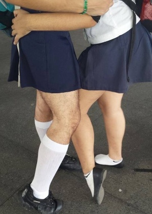 Meninos do Colégio Pedro 2º, que é federal, usaram saias durante protesto  - Reprodução/Facebook