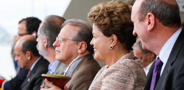 Dilma ao lado do governador do RS e candidato à reeleição, Tarso Genro (PT) - Divulgação/Ichiro Guerra