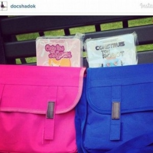 Prefeita francesa distribui mochilas rosas para meninas e azuis para meninos - Reprodução/Instagram