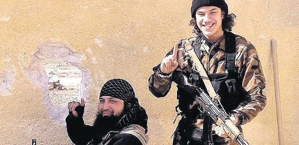 Filho de brasileira, Brian de Mulder (à direita), 21, é um dos 46 suspeitos que serão julgados por doutrinar jovens e recrutá-los para participar da guerra na Síria - Reprodução - 6.set.2014