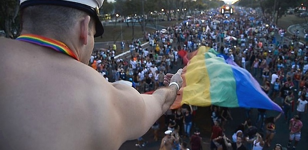 Participantes da Parada do Orgulho LGBTS de Brasília percorreram o trajeto entre o Eixão Sul e o Museu da República animados por trios elétricos - 