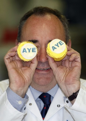 Alex Salmond cobre os olhos com bolinhos onde se lê "Aye" ("Sim", na pronúncia escocesa), em Kilmarnock, na Escócia. País votará nesta quinta-feira a independência do Reino Unido - Robert Perry/Efe