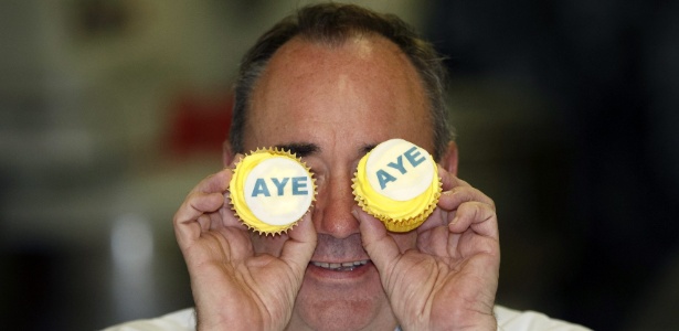 Alex Salmond, cobre os olhos com bolinhos onde se lê "Aye" ("Sim", na pronúncia escocesa), em Kilmarnock, na Escócia