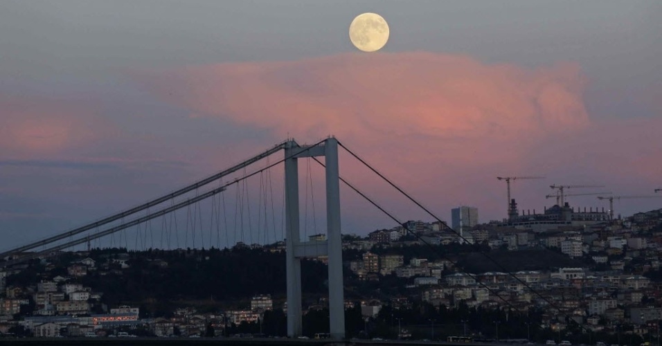 8.set.2014 - Lua cheia surge sobre a Ponte do Bósforo, em Istambul (Turquia). Nesta segunda-feira (8) acontece o terceiro e último fenômeno da superlua de 2014. A mudança ocorre quando a lua está perto do horizonte e parece maior e mais brilhante do que a lua cheia comum