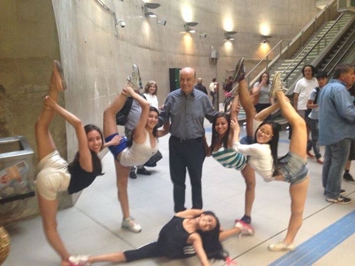 8.set.2014 - O candidato ao senado pelo PSDB de São Paulo, José Serra, posa para foto com ginastas na estação Vila Prudente do metrô, na zona leste da capital paulista, durante visita de campanha. Serra publicou a foto em seu perfil no Facebook