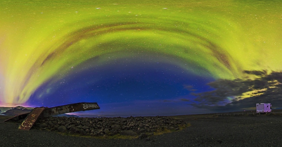8.set.2014 - Imagem fornecida pela expedição científica do projeto Gloria Global, mostra a aurora boreal, vista da Islândia nesta segunda-feira (8)