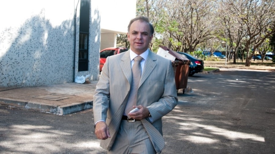 O ex-deputado João Pizzolatti (PP-SC) também é um dos políticos citados como suposto envolvido em esquema de desvio de dinheiro dos cofres da Petrobras. Segundo reportagem da revista Veja, Costa citou, em depoimento em regime de delação premiada, o nome de ao menos 25 deputados federias, 6 senadores, 3 governadores, um ministro de Estado e pelo menos três partidos políticos (PT, PMDB e PP), que teriam recebido propina de 3% do valor dos contratos da Petrobras - Marcelo Camargo/Folhapress