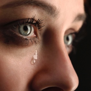 Rose-Lynn Fischer criou a "topografia das lágrimas",  uma sequência de imagens de microscópio analisando lágrimas diversas - Getty Images
