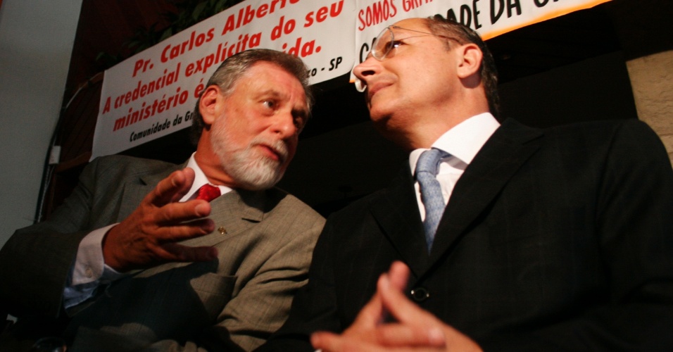13.ago.2006 - O então candidato a presidência da república Geraldo Alckmin participou de culto evangélico na Igreja Comunidade da Graça, do pastor Carlos Alberto, na Vila Carrão em São Paulo. 