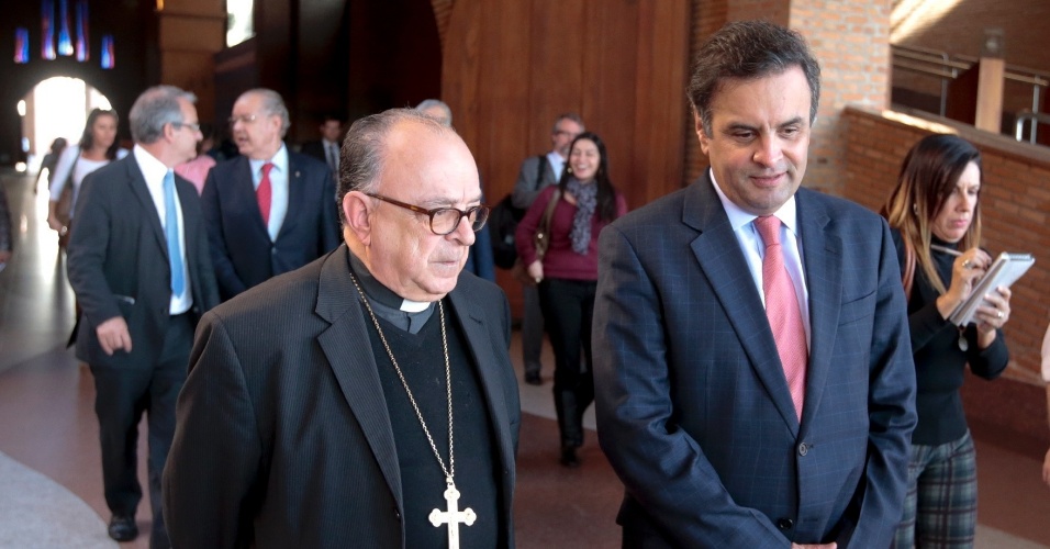 29.mar.2014 - O senador Aecio Neves visita a Basílica de Aparecida acompanhado do presidente da CNBB e bispo de Aparecida, Dom Raimundo Damaceno