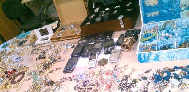 Polícia Civil de SP mostra apreensão de centenas de jóias, relógios e celulares, obtidos na prisão de um líder de quadrilha especializada em roubo a residências - Divulgação/Deic