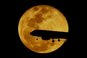 Voos internacionais saindo do Brasil com destino aos Estados Unidos e Europa costumam ocorrer em período noturno - Reinaldo Canato/ UOL