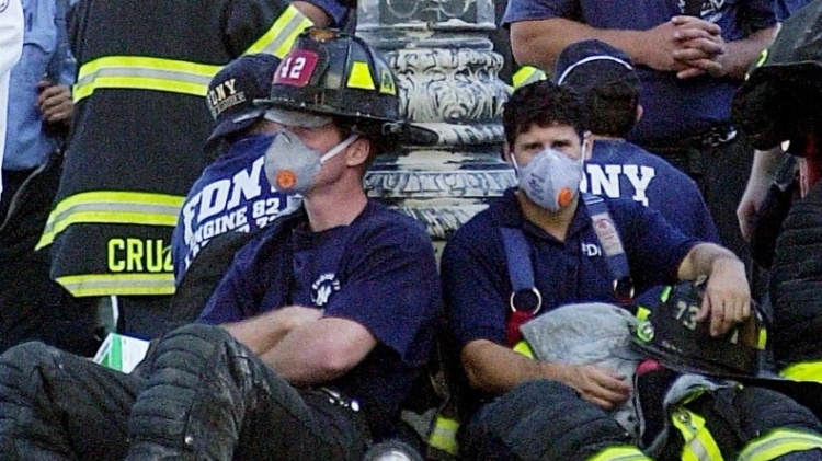 9.set.2014 - Bombeiros descansam durante o trabalho de resgate nos atentados de 11 de setembro de 2001 em Nova York (EUA) 9.set.2014 - Bombeiros descansam durante o trabalho de resgate nos atentados de 11 de setembro de 2001 em Nova York (EUA)