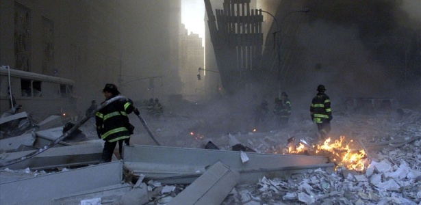 Bombeiros trabalham em torno do World Trade Center após as duas torres desabaram em Nova York (EUA) em 11 de setembro de 2001 - Peter Morgan/Reuters