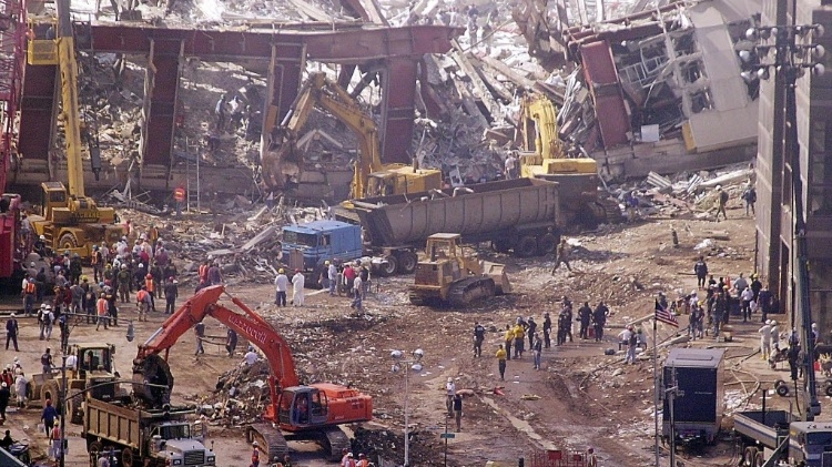 Equipes de resgate trabalham no local dos os atentados de 11 de setembro de 2001, em Nova York (EUA) Equipes de resgate trabalham no local dos os atentados de 11 de setembro de 2001, em Nova York (EUA)