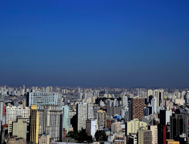 Foto mostra camada de poluição no centro de São Paulo. A cidade entrou em estado de atenção na tarde desta terça-feira (9) por causa da baixa umidade do ar, em torno de 30% - Cris Faga/Fox Press/Estadão Conteúdo