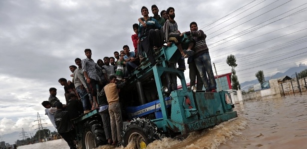Trator transporta pessoas resgatadas da enchente que atinge Serinagar, na Caxemira - Adnan Abid/ Reuters