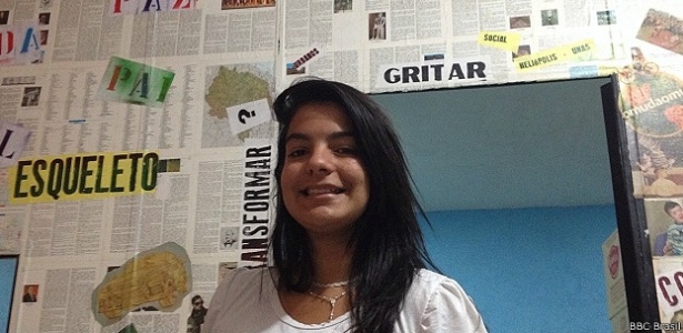 Fernanda troca ideias sobre política com seu pai: jovens são cada vez mais influentes em suas famílias.