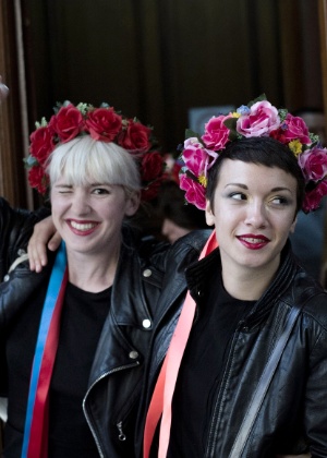 10.set.2014 - Ativistas do Femen deixam tribunal em Paris nesta quarta-feira (10) após nove das manifestantes que foram julgadas por degradar um sino da catedral de Notre Dame terem todas as acusações retiradas - Fred Dufour/AFP