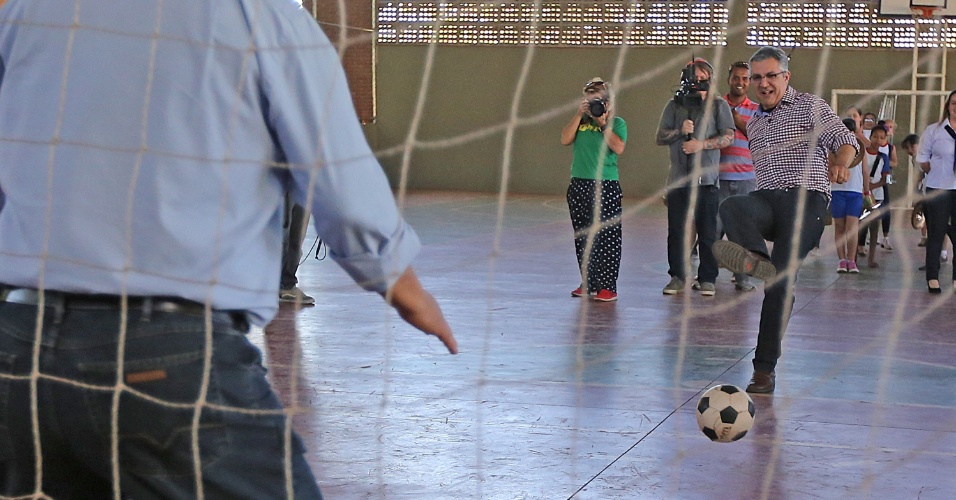 10.set.2014 - O candidato do PT ao governo de São Paulo, Alexandre Padilha, chuta bola ao gol durante visita em escola na cidade de Araras (SP)