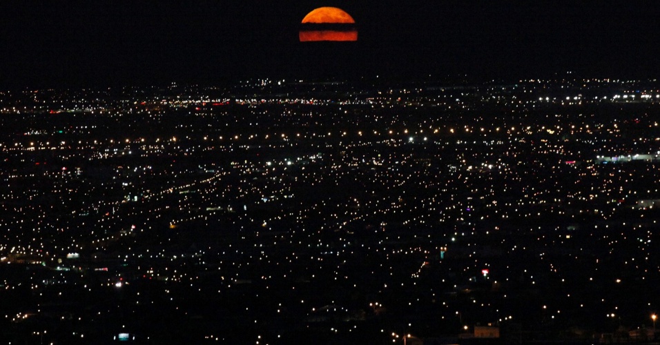 10.set.2014 - Lua é vista sobre a cidade de Juarez, no México