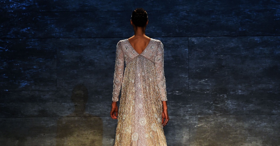 10.set.2014 - Modelo deixa a passarela após desfilar vestido do estilista Bidhu Mohapatra, durante a semana de moda dos Nova York, nos Estados Unidos