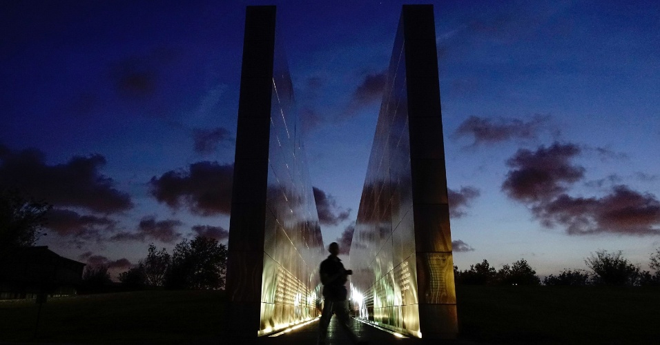 11.set.2104 - Homem caminha pelo memorial do atentado de 11 de setembro, em Nova York, nos Estados Unidos