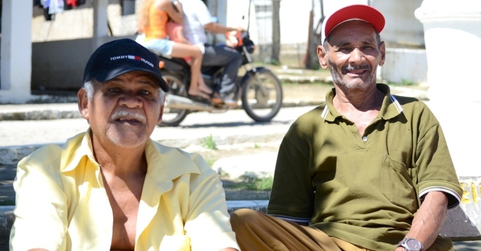 11.set.2014 - Antônio Faustino Novaes, 65, e Amaro Augusto da Silva, 61, acham que votação ficou mais segura com a identificação biométrica