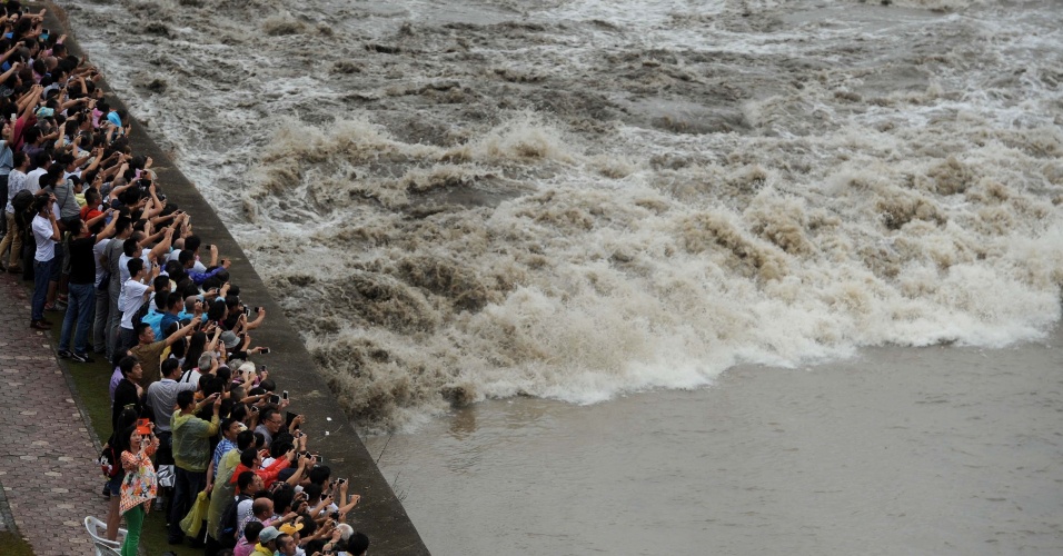 11.set.2014 - Chineses se reúnem para assistir à pororoca do rio Qiantang em Haining, Província de Zhejiang