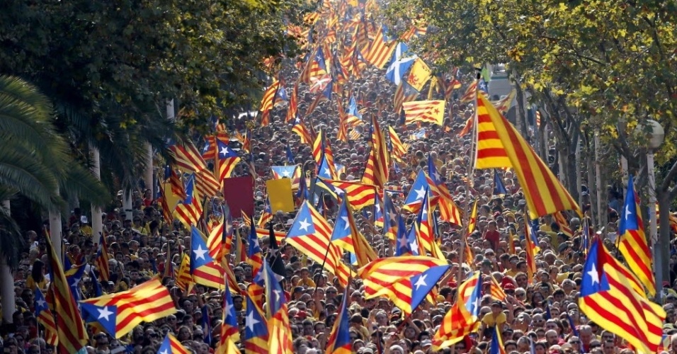 11.set.2014 - Multidão comemora o Dia Nacional da Catalunha, no centro de Barcelona. A região busca se tornar independente da Espanha. Às vésperas do referendo sobre a independência da Escócia, separatistas da região da Catalunha torcem por uma vitória do "sim" para dar impulso a uma onsulta semelhante na Espanha