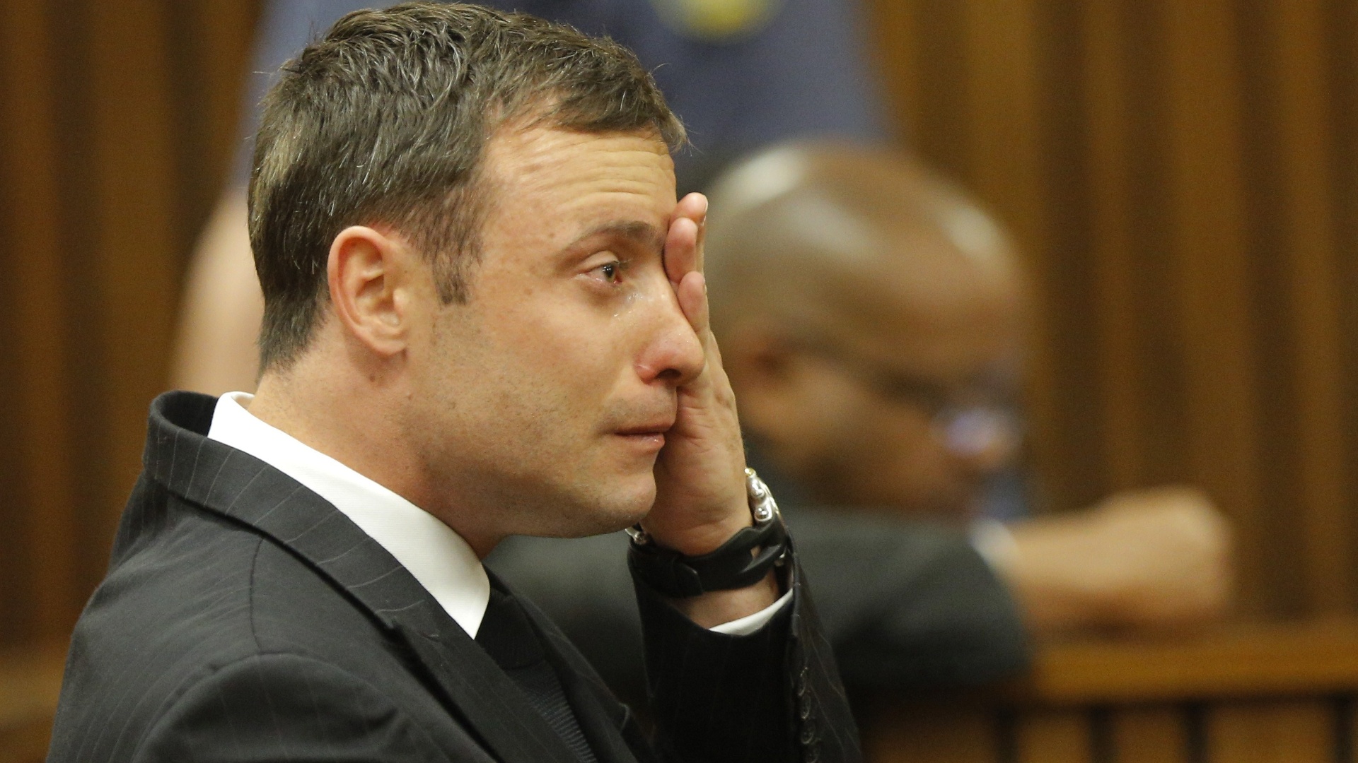 11.set.2014 - O atleta paraolímpico sul-africano Oscar Pistorius chora no banco dos réus enquanto é julgado em Pretória por suspeita de assassinar sua namorada, Reeva Steenkamp