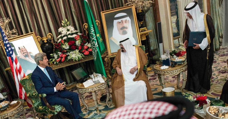 11.set.2014 - O secretário de Estado americano John Kerry se encontrou nesta quinta-feira (11) com o rei saudita Abdullah al-Saud antes do início da cúpula para coordenar a luta contra o grupo jihadista Estado Islâmico (EI), realizada na cidade de Jidá, na Arábia Saudita