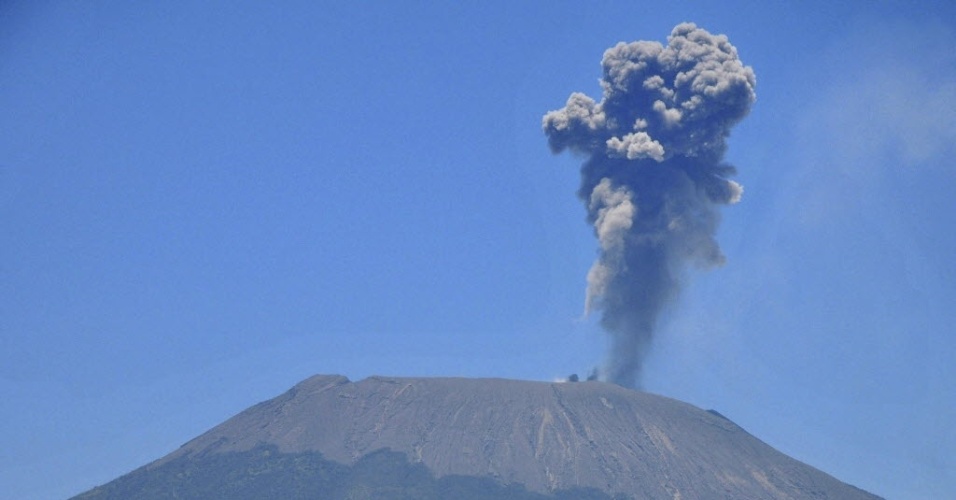 11.set.2014 - O vulcão Slamet expele cinzas e material vulcânico em Java, na Indonésia. O governo regional pediu aos moradores que mantenham distância de ao menos 4 quilômetros do vulcão