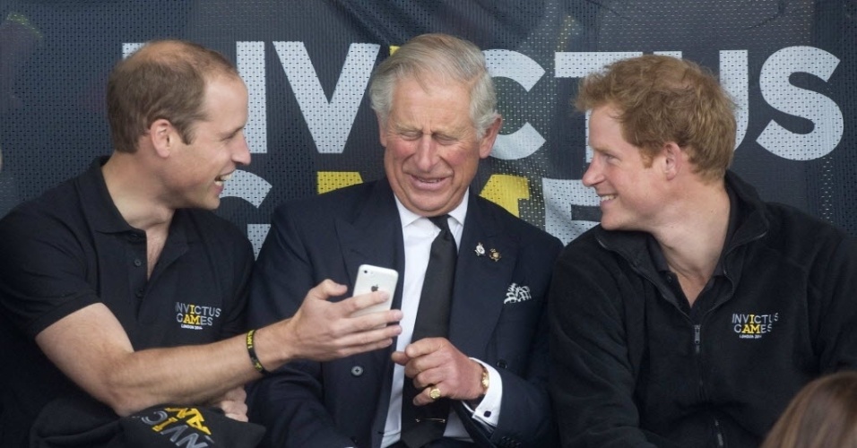 11.set.2014 - Príncipes William (esquerda), Charles (centro) e Harry conversam de forma animada durante os Jogos Invictus de atletismo em Londres, Inglaterra. O evento esportivo reúne militares feridos de 13 países