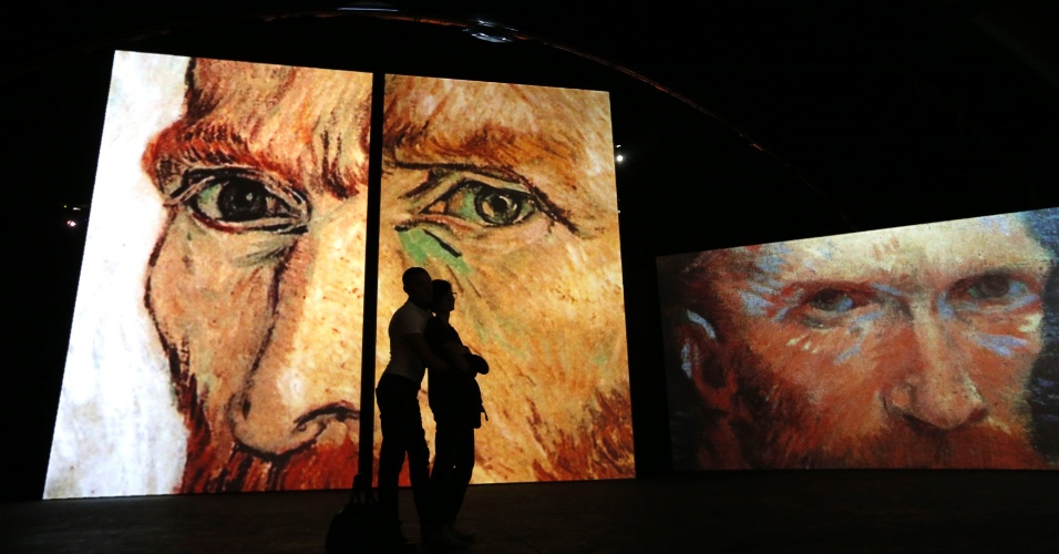 11.set.2104 - Casal aprecia obras do pintor holandês Vicent Van Gogh na exposição "Van Gogh Alive", em São Petersburgo, na Rússia