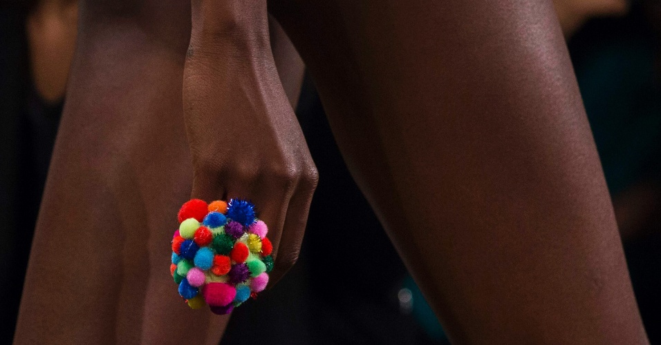 11.set.2014 - Detalhe de anel colorido usado por modelo, durante o desfile do estilista Jeremy Scott, na Semana de Moda de Nova York (EUA)