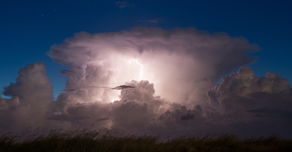 11.set.2014 - Nuvem é iluminada por raio, durante tempestade perto de Westerhever, na Alemanha