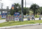 Candidatos ferem lei e instalam placas em locais proibidos - Luciano da Mata/Agência A Tarde