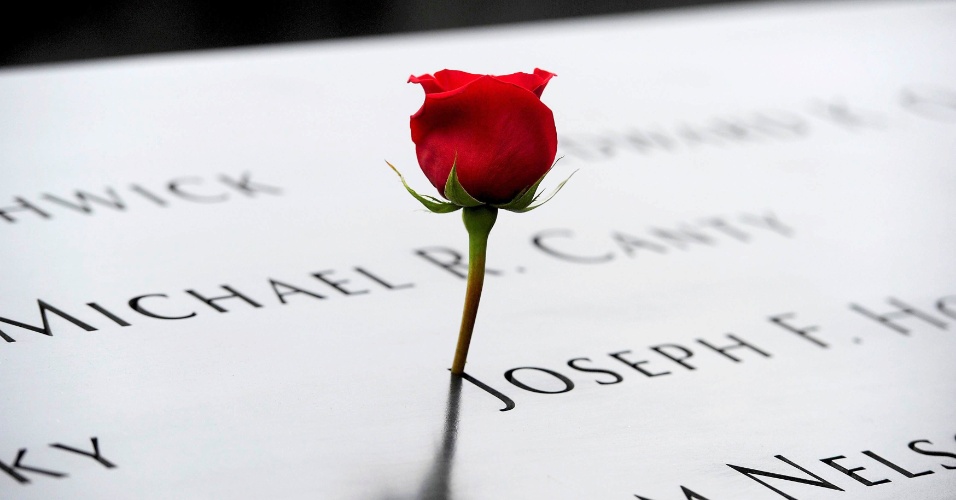 11.set.2104 - Rosa é deixada sobre o nome de uma das vítimas do atentato de 11 de setembro, no monumento criado para honrar os mortos da tragédia, em Nova York (EUA)
